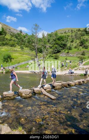 Peak District National Park, Trittsteine in Dovedale Stockfoto