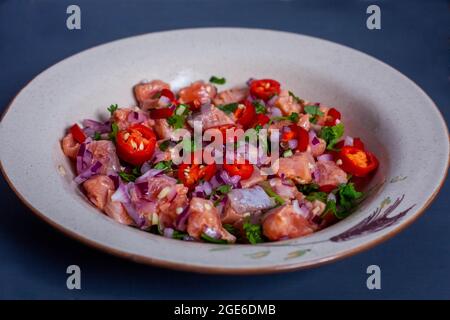Lachs-Ceviche, überzogen und lecker. Stockfoto