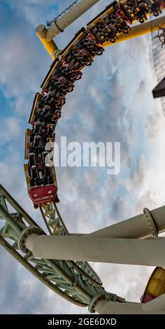 10 Looping Rollercoaster, Colossus im Thorpe Park Theme Park London England Stockfoto