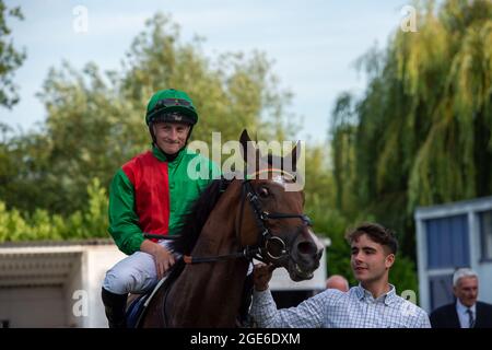 Windsor, Großbritannien. August 2021. Jockey Tom Marquand auf dem Pferd Candleford, Gewinner des Visit Eden Grove Staines-upon-Thames Novice Stakes. Trainer William Haggas, Newmarket. Quelle: Maureen McLean/Alamy Stockfoto