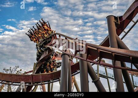 Nemesis Inferno Achterbahn im Thorpe Park Theme Park, B&M Invert Stockfoto