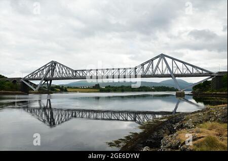 Ein Blick auf die Brücke, die den Eingang zum Loch Etive in Connel bei Oban im westlichen Hochland Schottlands überspannt. Stockfoto