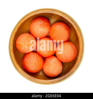 Wassermelonenkugeln, in einer Holzschale. Mit einem Melonenballer frisch ausgeschnittene Kugeln, verzehrfertige Stücke reifer und kernloser Frucht von Citrullus lanatus. Stockfoto