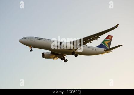 South African Airways Airbus A330 200 Jet-Linienflugzeug ZS-SXW landet im Morgengrauen am Flughafen London Heathrow, Großbritannien. Zweimotorige Langstreckenflugzeuge Stockfoto