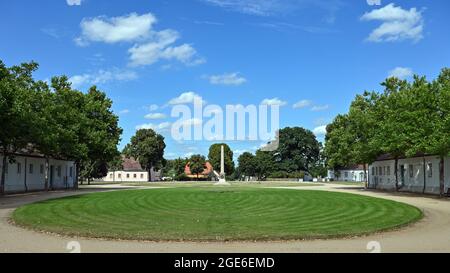 Neuhardenberg, Deutschland. August 2021. Eine runde Wiese und ein Obelisk vor Schloss Neuhardenberg. Quelle: Patrick Pleul/dpa-Zentralbild/ZB/dpa/Alamy Live News Stockfoto