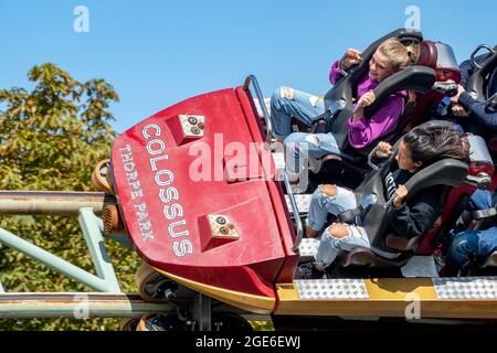 10 Looping Rollercoaster, Colossus im Thorpe Park Theme Park London England Stockfoto