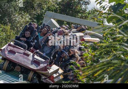 10 Looping Rollercoaster, Colossus im Thorpe Park Theme Park London England Stockfoto