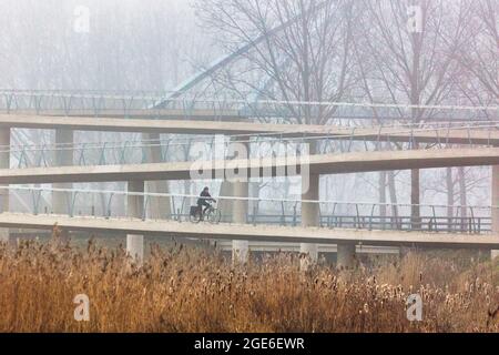 Niederlande, Nigtevecht, Linienbrug. Fuß- und Fahrradbrücke über den Amsterdam-Rhein-Kanal. Stockfoto