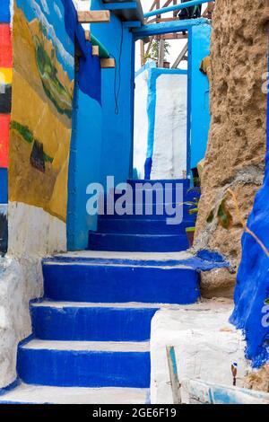 Marokko, Essaouira: Blau lackierte Treppe in einer Gasse der Medina, die als UNESCO-Weltkulturerbe registriert ist Stockfoto