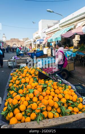 Marokko, Essaouira: Stand eines orangen Verkäufers, Markt in der Medina Stockfoto