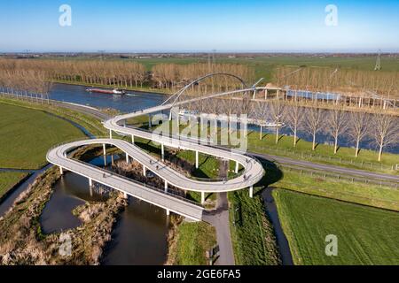 Niederlande, Nigtevecht, Linienbrug. Fuß- und Fahrradbrücke über den Amsterdam-Rhein-Kanal. Antenne. Stockfoto