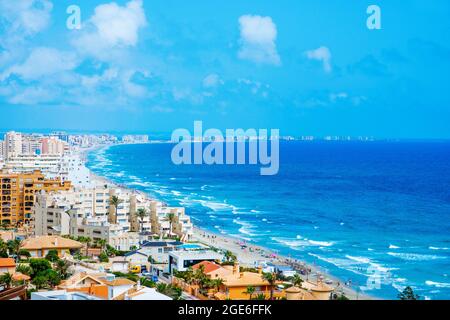 LA MANGA, SPANIEN - 29. JULI 2021: Panoramablick über die südöstliche Seite von La Manga del Mar Menor, in der Region Murcia, Spanien. Es ist ein wichtiger Stockfoto