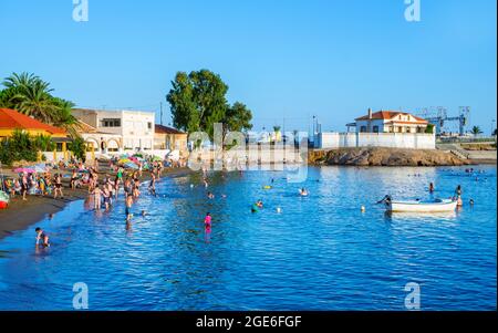 MAZARRON, SPANIEN - 27. JULI 2021: Einige Leute genießen den Bahia-Strand, auch bekannt als Reya-Strand, in Puerto de Mazarron, Mazarron, an der Costa Cali Stockfoto