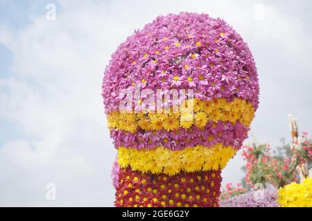 Rosa, rote und gelbe Blumen, die wie ein Mikrofon angeordnet sind und auf dem Blumenfestival in Baguio, Philippinen, gezeigt werden. Foto aufgenommen am 1. März 2015. Stockfoto