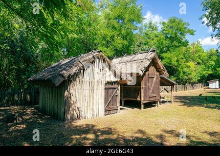 Alte Scheunen aus Holz und Stroh in Ungarn Stockfoto
