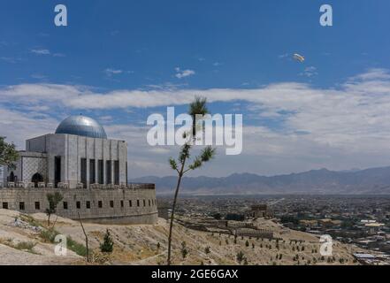 Der riesige Blimp schwebte über Kabul, Afghanistan Stockfoto