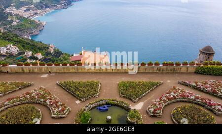 Die schöne Terrasse über dem Meer von Villa Rufolo, Ravello, Amalfiküste, Kampanien, Italien Stockfoto