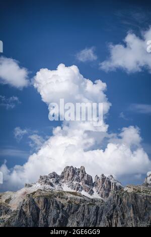 Averau-Nuvolau-Gruppe, Col di Lana, Sass di Stria, Picollo Lagazuoi, Fanis-Gruppe, Tofane-Massiv und Cinque Torri von der Rifugio Nuvolau aus gesehen Stockfoto