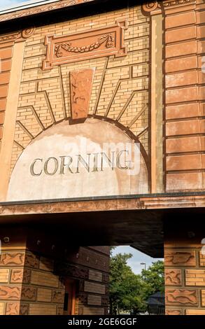 In Corning, New York, ist die Drive-Through-Fassade einer Bank im Trompe-l'oeil-Stil gestrichen, was eine optische Täuschung erzeugt. Stockfoto