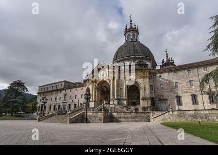 Loyola, Spanien - 14. August 2021: Außenansicht der Wallfahrtskirche der Loyola-Basilika, Baskenland, Spanien Stockfoto