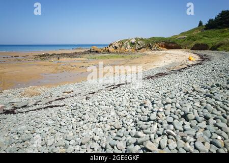 Strand von des Montiers in Erquy (Côte de Penthièvre, Côtes d'Armor, Bretagne, Frankreich). Stockfoto