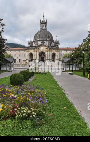 Loyola, Spanien - 14. August 2021: Außenansicht der Wallfahrtskirche der Loyola-Basilika, Baskenland, Spanien Stockfoto