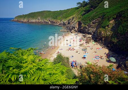 Strand Pissotte in Saint-Cast-le-Guildo (Penthièvre-Küste, Côtes d'Armor, Bretagne, Frankreich). Stockfoto