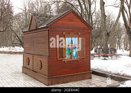 Holzhaus in einem Winterpark Stockfoto