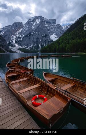 Typische Boote das Wasser am Pragser See in den Dolomiten, in der Nähe von Cortina D'Ampezzo Stockfoto