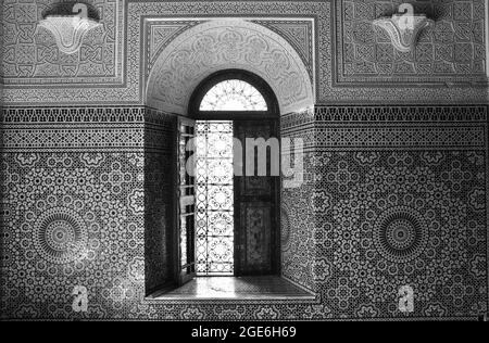 Interieur der Kasbah in Marokko in schwarz-weiß Stockfoto