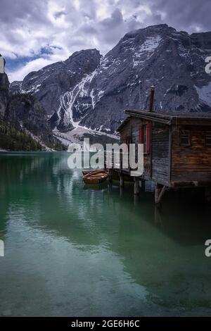 Haus im Wasser am Pragser See in den Dolomiten, in der Nähe von Cortina D'Ampezzo Stockfoto