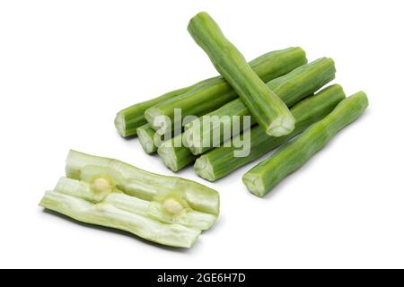 Frische rohe grüne Moringa-Bohnen und ein Stück mit Samen isoliert auf weißem Hintergrund Stockfoto