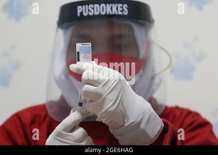 Jakarta, Indonesien. August 2021. Ein Gesundheitsmitarbeiter bereitet in Jakarta, Indonesien, am 17. August 2021 eine Dosis des Impfstoffs Moderna COVID-19 vor. Quelle: Dasril Roszandi/Xinhua/Alamy Live News Stockfoto