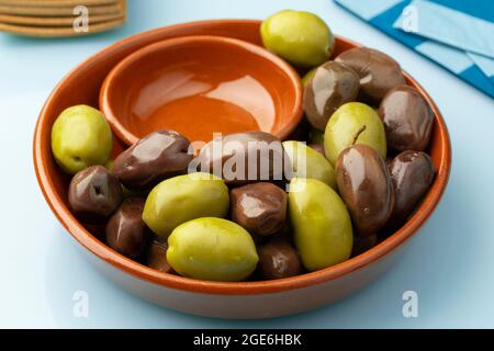 Schüssel mit griechischem Grün und Kalamata-Oliven aus nächster Nähe für einen Snack Stockfoto