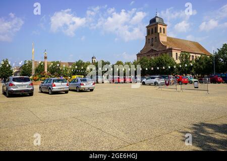 Die Kirche St. Louis auf dem Place d Armes, zentraler Platz von Neuf-Brisach, Elsass, Haut-Rhin, Frankreich. Stockfoto