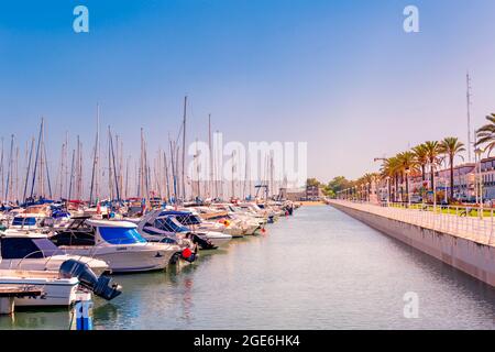 Boote und Yachten liegen in der Marina vila Real do santo antonio am Fluss Guadiana und an der Uferpromenade, Vila Real, Algarve Portugal. Stockfoto