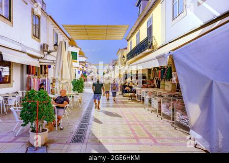 Vila Real de Santo Antonio Fußgängerzone Einkaufsstraße Rua Dr Teofilo Braga mit seinen Geschäften und Restaurants. Vila Real Algarve Portugal. Stockfoto