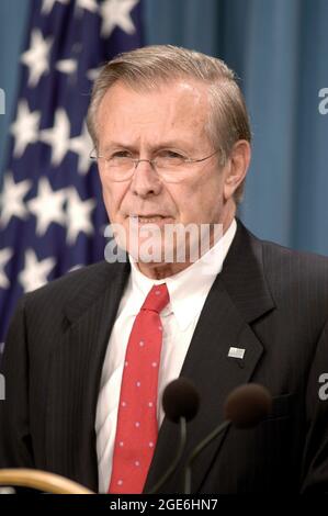 ARLINGTON, VIRGINIA, USA - 20. März 2003 - US-Verteidigungsminister Donald Rumsfeld informiert Reporter im Pentagon über die ersten Aktionen gegen den Irak Stockfoto