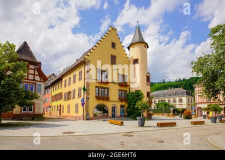 Die Pharmacie de la Tour, ein Renaissance-Gebäude aus dem 16. Jahrhundert, auf dem Place Keuffer in Sainte-Marie-aux-Mines, in den Ballons des Vosges Regional Nature P Stockfoto