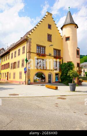 Die Pharmacie de la Tour, ein Renaissance-Gebäude aus dem 16. Jahrhundert, auf dem Place Keuffer in Sainte-Marie-aux-Mines, in den Ballons des Vosges Regional Nature P Stockfoto