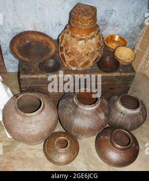 Sammlung von antiken Urnen, Holzkiste, Holzplatte, Holzkrug und Kokosnussschalen in Benguet, Philippinen. Foto am 9. Februar 2013. Stockfoto