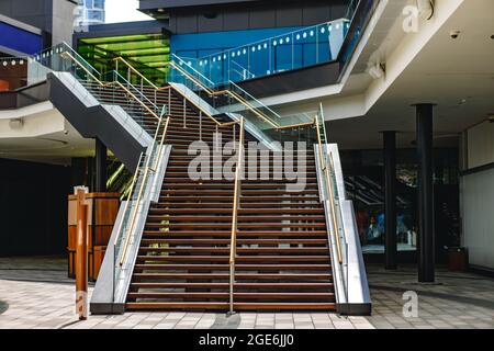 Moderne Stadtgebäude Treppe führt nach oben, niemand Stockfoto