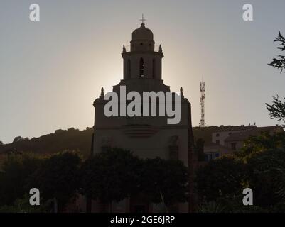 Schöner Sonnenuntergang hinter der griechisch-katholischen Kirche Saint Spyridon in Cargese Stockfoto