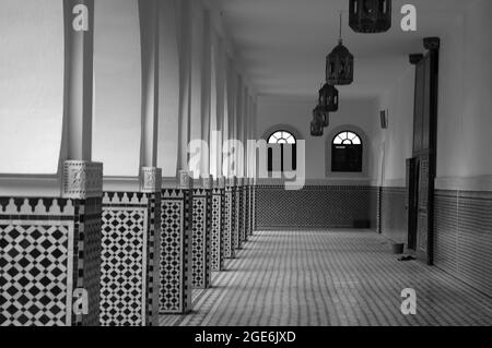 Interieur der Kasbah in Marokko in schwarz-weiß Stockfoto