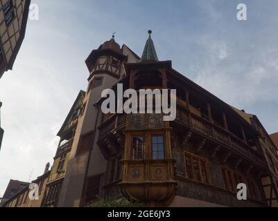 Original alte Fassade mit Holz in Colmar in Frankreich während des Besuchs der Stadt Stockfoto