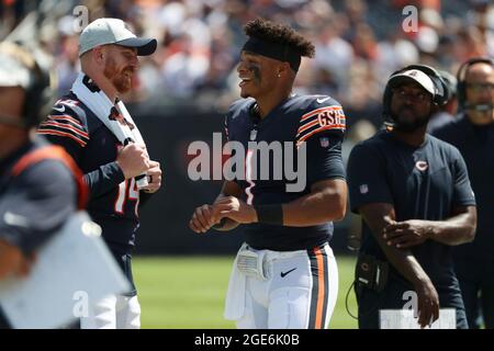 USA. August 2021. Chicago trägt Quartalsrückschläge Andy Dalton und Justin Fields sprechen im vierten Quartal beim Auftakt der Vorsaison im Soldier Field am Samstag, den 14. August 2021, im Soldier Field in Chicago am Rand der Vorsaison gegen die Miami Dolphins. (Foto von John J. Kim/Chicago Tribune/TNS/Sipa USA) Quelle: SIPA USA/Alamy Live News Stockfoto