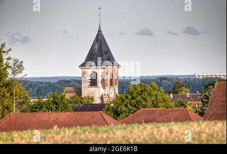 Die Kirche sticht am Ende eines hellen Augusttages in Frankreich deutlich hervor Stockfoto