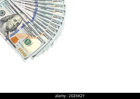 Stapel von hundert Dollar Scheinen auf weißem Hintergrund verteilt, isolieren. Stockfoto