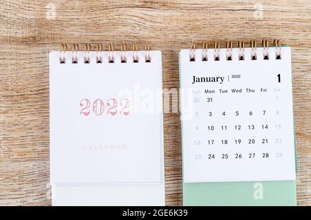 Januar-Kalender 2022 auf Holzhintergrund. Stockfoto