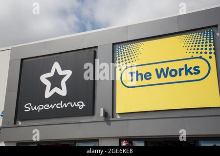 Superdrug und die Werke Beschilderung Stockfoto